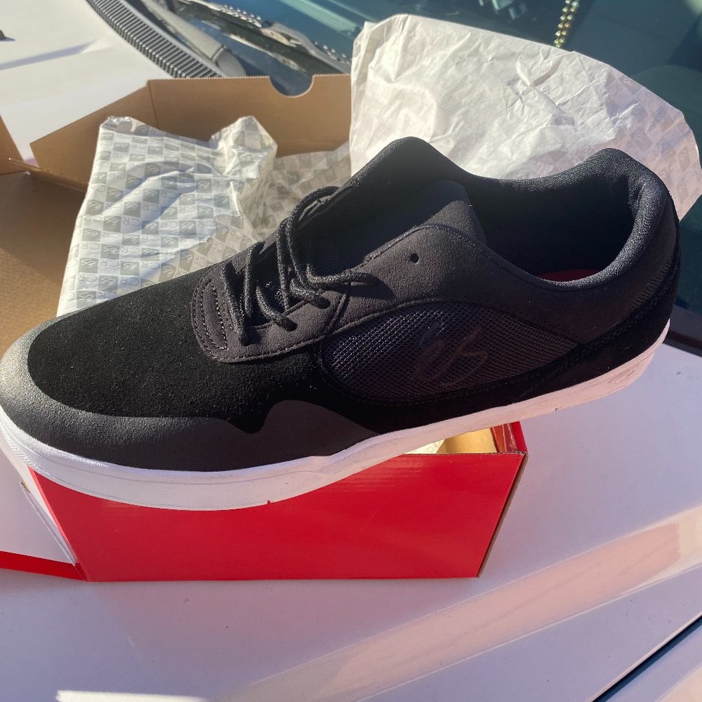 ES SKATEBOARD SNEAKERS